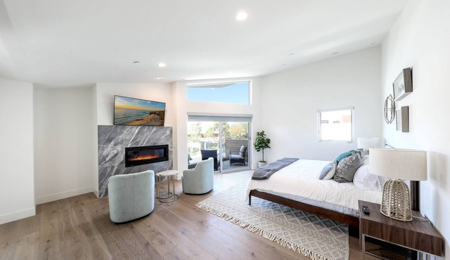 Brand New Luxury Home with parking, elevator, AC - 7 min from the beach!