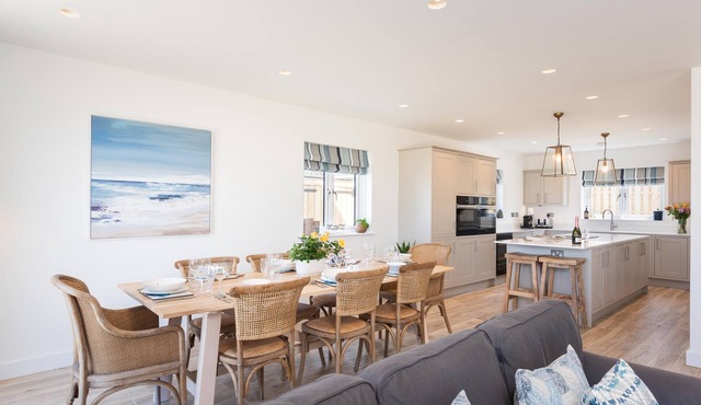 Brand New Luxury villa on Treyarnon Beach sleeps 8, Dog Friendly