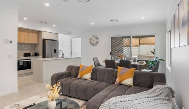 Brand New Modern 5BR House Ducted A/C Near Mall