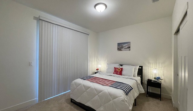 Brand-new Modern 1 Bedroom Suite: Kitchenette, Separate Entrance, Great Location