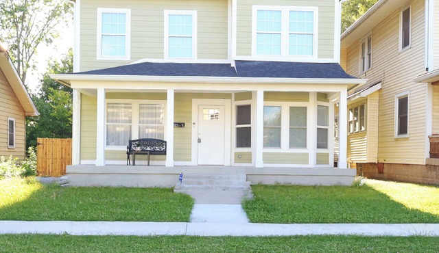 Brand New Modern 5BR Indianapolis Home Sleeps 12, Queen Beds for Groups