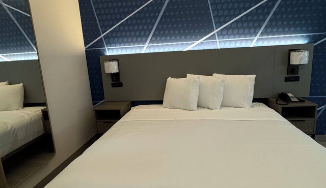 Brand New Modern Bedroom with AC, TV & WiFi in Chicago Near Wind Creek Casino