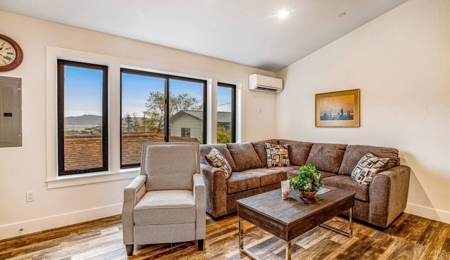 Brand new modern downtown apartment w/AC & washer/dryer - near beach