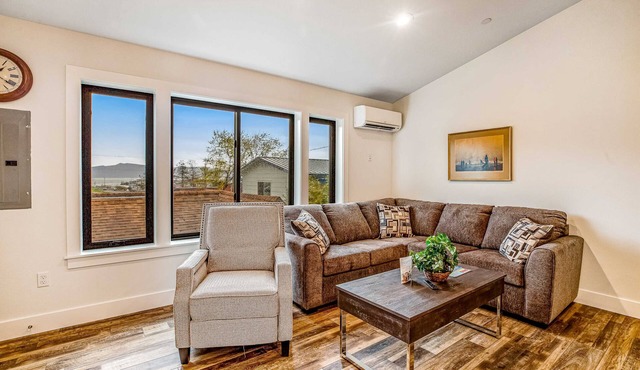 Brand new modern downtown apartment w/AC & washer/dryer - near beach