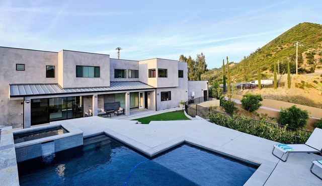 Brand New Modern Home 7 minutes from the beach!