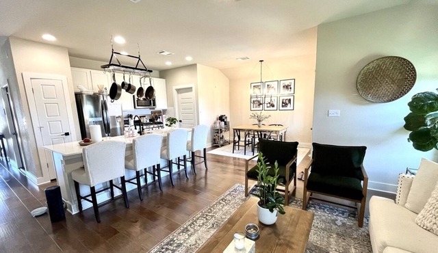 Brand New Modern Home with Amazing Yard & Fire Pit - 20 min to DT Austin