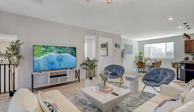 Brand New Modern & Luxe 5BR House Minutes to Strip