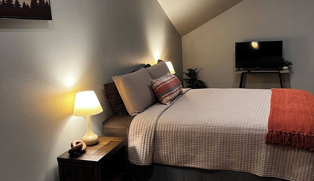 BRAND NEW modern luxury cabin! Kreekside Tipi.