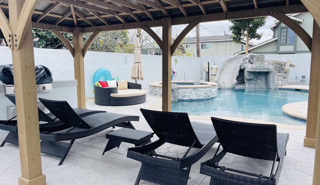BRAND NEW MODERN RETREAT, POOL, SPA CLOSE BEACHES,DISNEYLAND,ANAHEIM CONVENTION.
