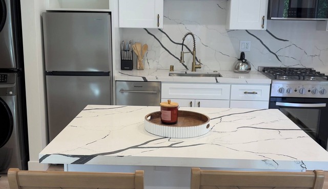 Brand new modern studio in pleasant and quiet Calabasas.