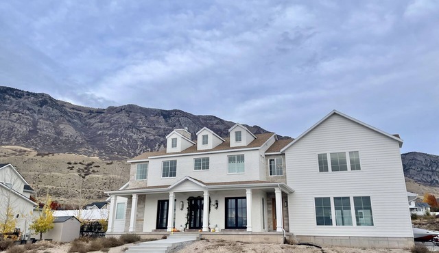 Brand NEW modern ski retreat close to Sundance & BYU