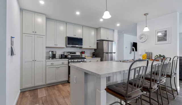 Brand New Modern 3bd 2bth 5 homes from beach!