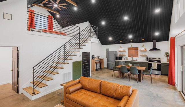 BRAND NEW Mountain Barndominium Retreat/Sleeps 6/4 Miles to Main St