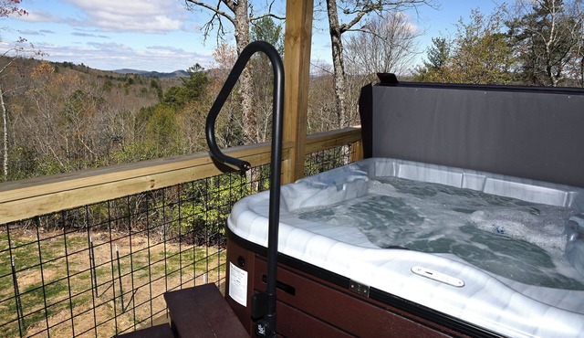 *BRAND NEW* Mountain View Cabin close to the Folk School with Gas Fire Pit & Hot Tub