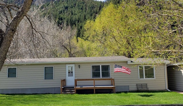 Brand new-newly renovated cabin on 1/2 acre lot right on the Missouri River!