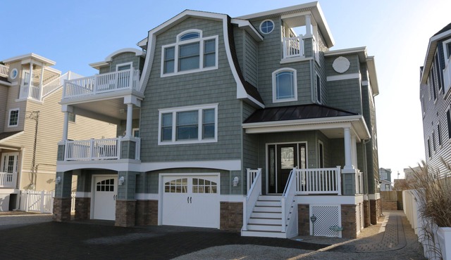BRAND NEW - Oceanside - 6 BR - Sleeps 15+ - Pool, Hot Tub, Game Room, Elevator