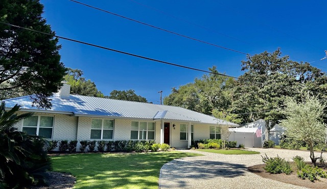 BRAND NEW! ONE LEVEL! 4 BEDRMS- 3 KING BEDS! Shoppes & Dining - 7 Min to Beach!