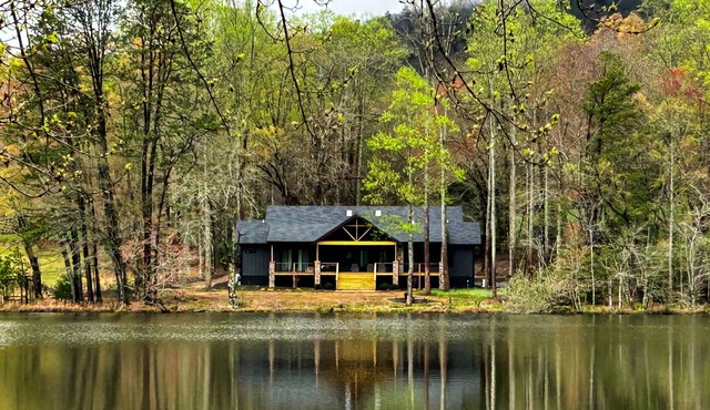 BRAND NEW Perfect Getaway with Lake Views, Full Kitchen and Outdoor Fire Pit