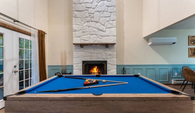 Brand New Poconos Retreat! Hot Tub. Game Room.