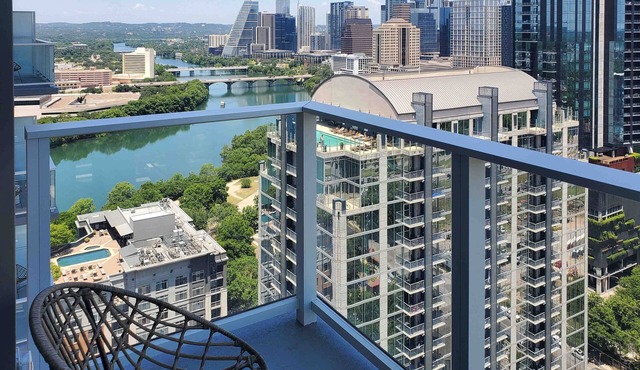 Brand-new Rainey St. corner condo with lake-view balcony - gym & rooftop pool