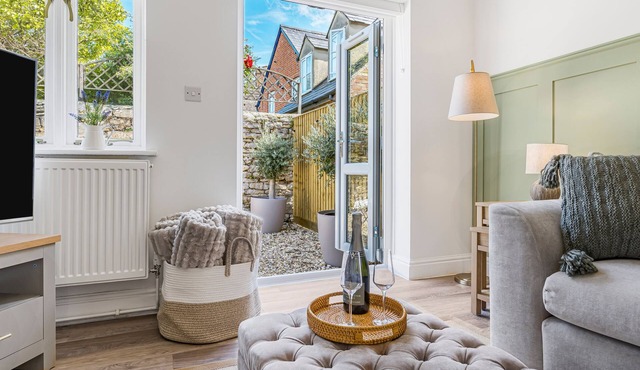 BRAND NEW! Renovated luxury 2-bed cottage, parking & garden