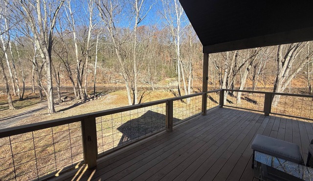 Brand new River Cabin ready for floating swimming or fishing . Close to Skiing!