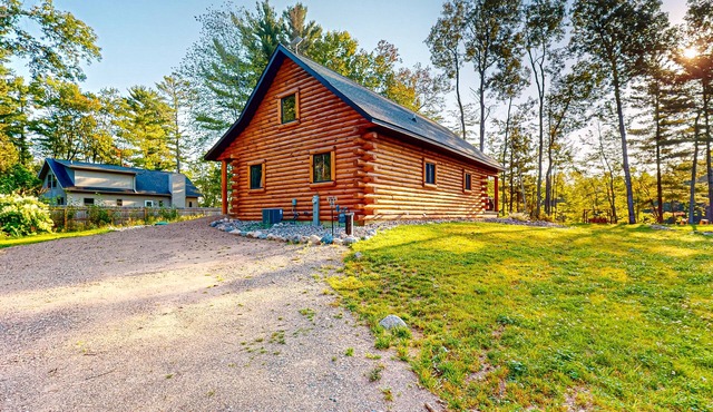 Brand-new riverfront cabin with a open layout, gas grill, and W/D - dog-friendly