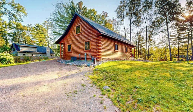 Brand-new riverfront cabin with a open layout, gas grill, and W/D - dog-friendly