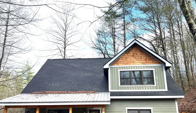 BRAND-NEW!! RUSTIC CHALET - GAME ROOM, HOT TUB, PRIVATE LOT - 8 MINS TO PARKWAY!