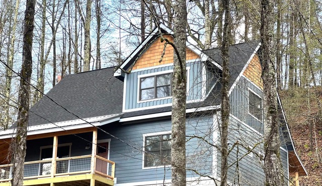 BRAND-NEW!! RUSTIC CHALET - GAME ROOM, HOT TUB, PRIVATE LOT - 8 MINS TO PARKWAY!