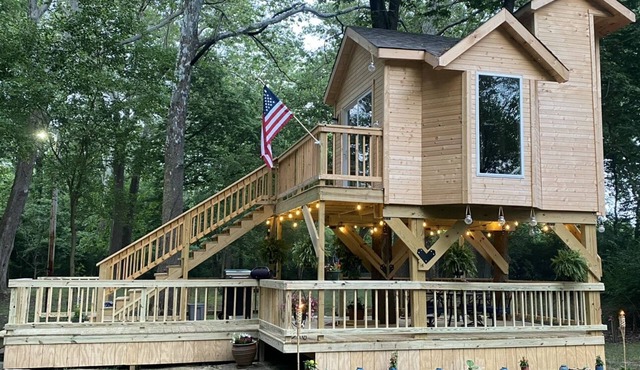 Brand new Rustic Treehouse on the Scenic Big Darby Creek Sleep under the stars.