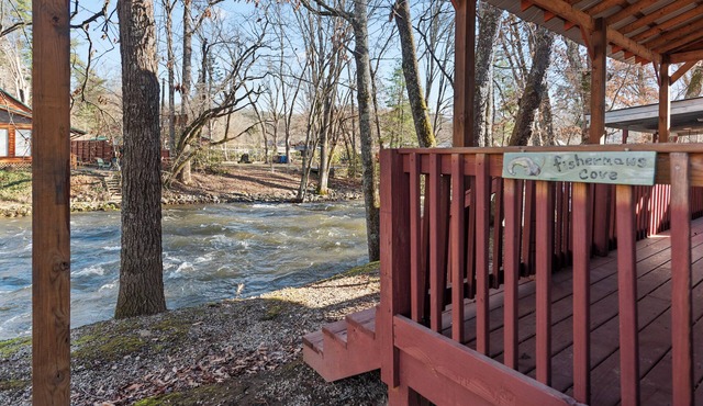 Brand New RV Creekside Retreat - Walk to the GSMNP!