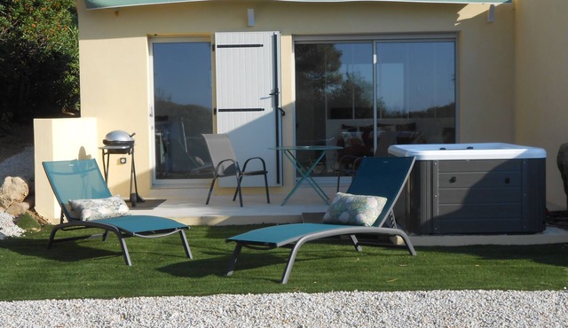 BRAND-NEW SELF-CONTAINED STUDIO WITH GARDEN IN MARINE AREA