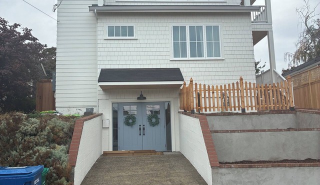 Brand new separate apt from brand new house in Alki. Steps to water!