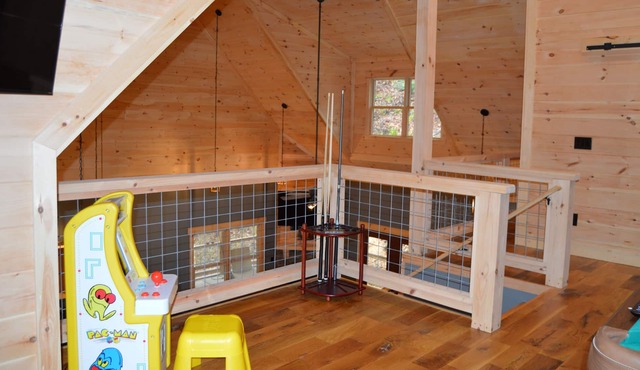 BRAND-NEW! SISTER CHALETS - GAME ROOM, HOT TUB, PRIVATE LOT - 8 MINS TO PARKWAY!