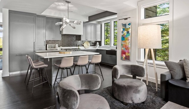 Brand New Ski-On/Ski-Off mountain 4BR home w/jacuzzi