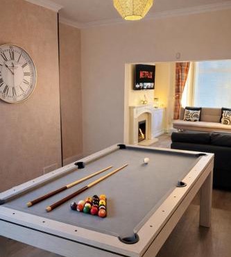 Brand new, sleeps 11, games room, smart tv every room, free parking, close to A63, Siemens, MKM stadium, HRI