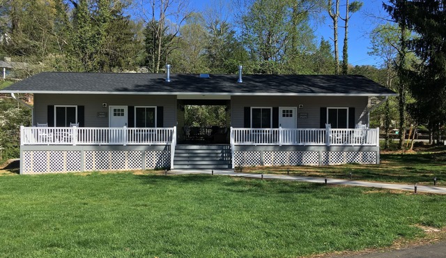Brand new Smokies Cottage within walking distance of Downtown Waynesville