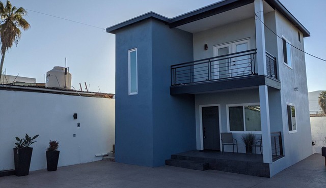 Brand New Studio, Confortable, and gated parking, close to downtown.