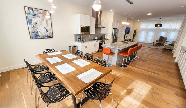 Brand New Stunning 5BR Home. Minutes to downtown, Forest Park. Sleep 14.