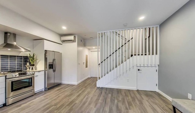 Brand New Stylish Studio Suite Near Downtown!