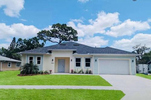 Brand New Tampa Oasis with Private Jacuzzi Retreat