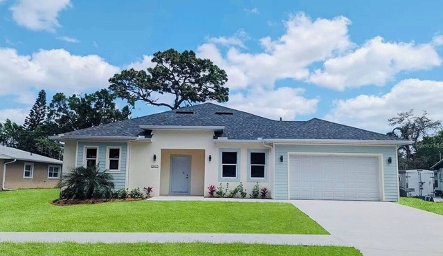 Brand New Tampa Oasis with Private Jacuzzi Retreat