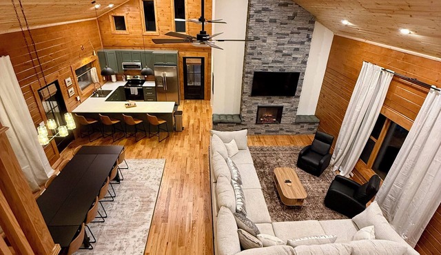 Brand New! The Wiske Lodge- Hot Tub. Starlink Wifi. Pool Tble. Pinball Near RRG