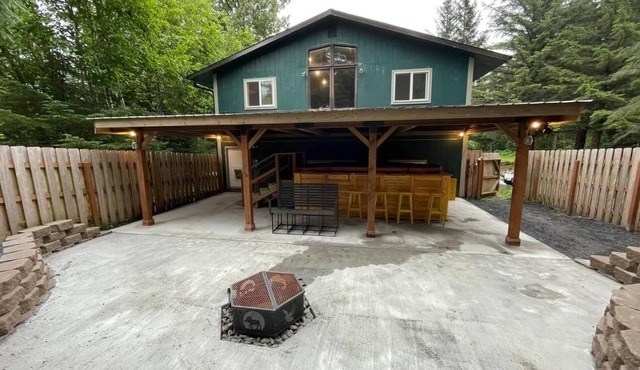 Brand new this summer delightful 3 bedroom house in Seward with hot tub!