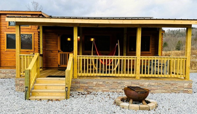 Brand New Tiny Home Cabin #1 w/full kitchen, bathroom, 3 bedrooms, wifi, 2 TV