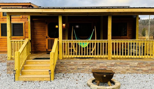 Brand New Tiny Home Cabin #2 w/full kitchen, bathroom, 3 bedrooms, wifi, 2 TVs