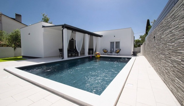 Brand new top villa * heated pool, barbecue, only 2 km from the sea