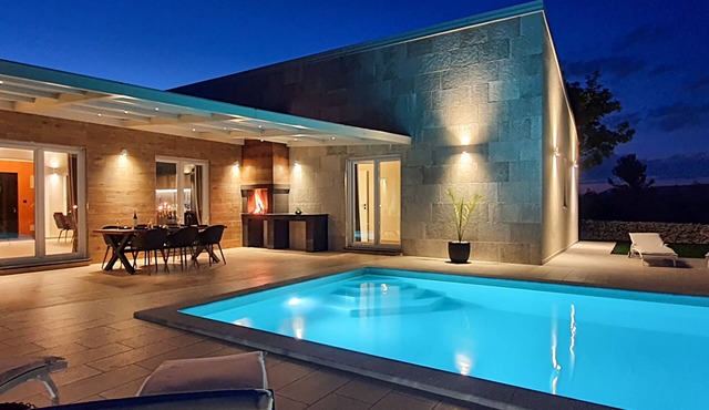 Brand new top villa *, with heated pool, only 2 km from the sea