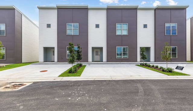 Brand New Townhome Metairie Center Shopping Area Youngsville